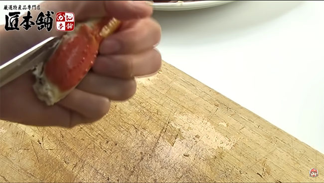 爪先を切り進める